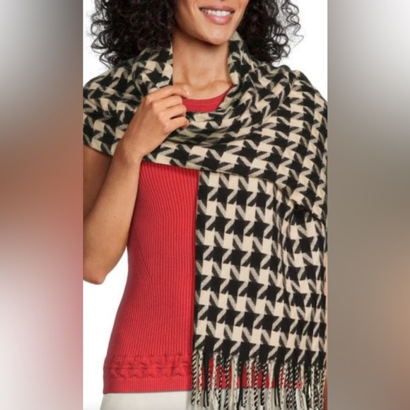 Houndstooth weaved scarf/shawl with sparkly threads - Picture 1 of 8